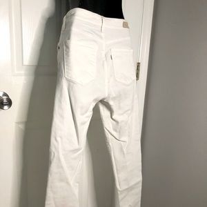 LEVIS High Rise white Demi Curve Jean capris size 28 which is about a size 6